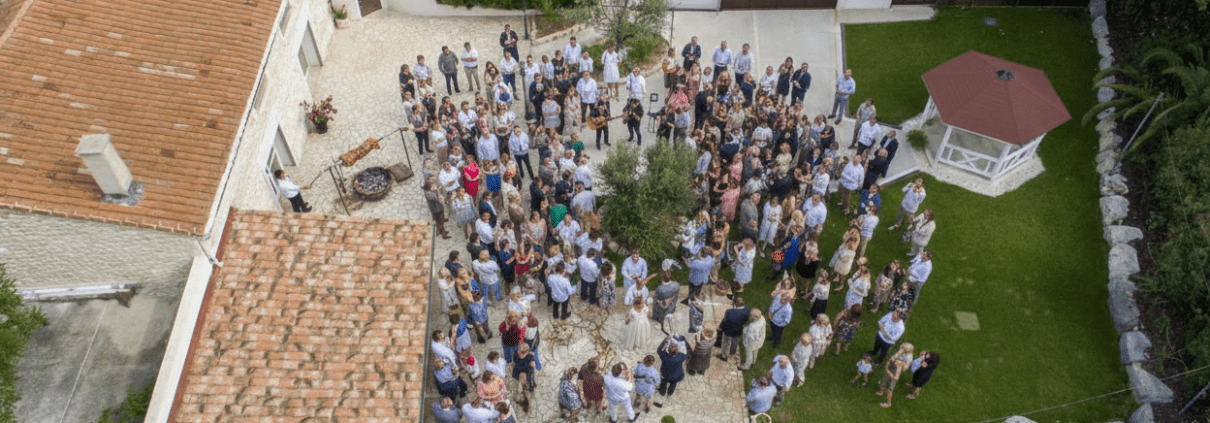 Réception de baptême en extérieur au Clos de l'Hérande à Saint-Jean-de-Védas avec buffet et méchoui.