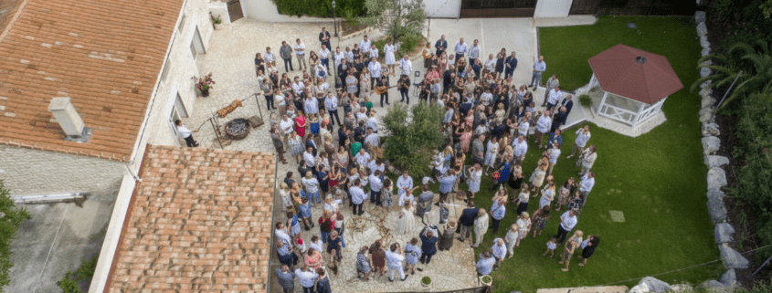 Réception de baptême en extérieur au Clos de l'Hérande à Saint-Jean-de-Védas avec buffet et méchoui.